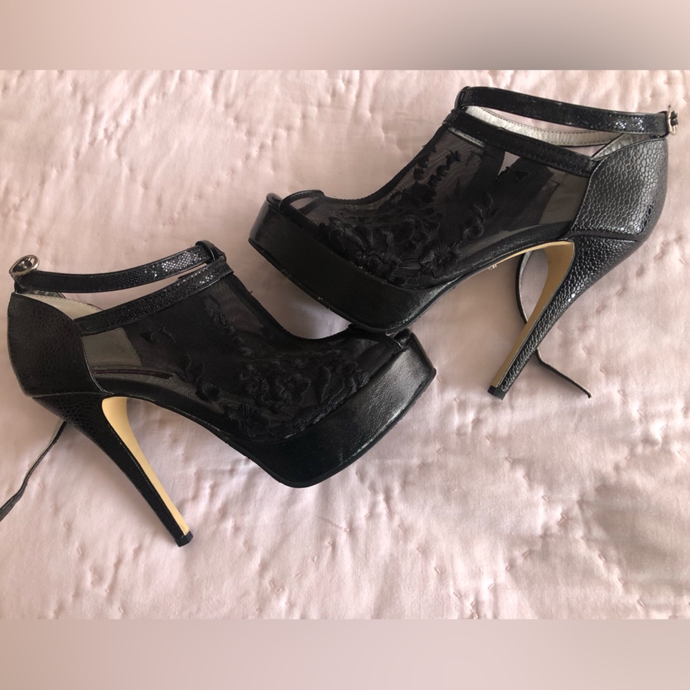 NWOT Dollhouse lace platform stilettos